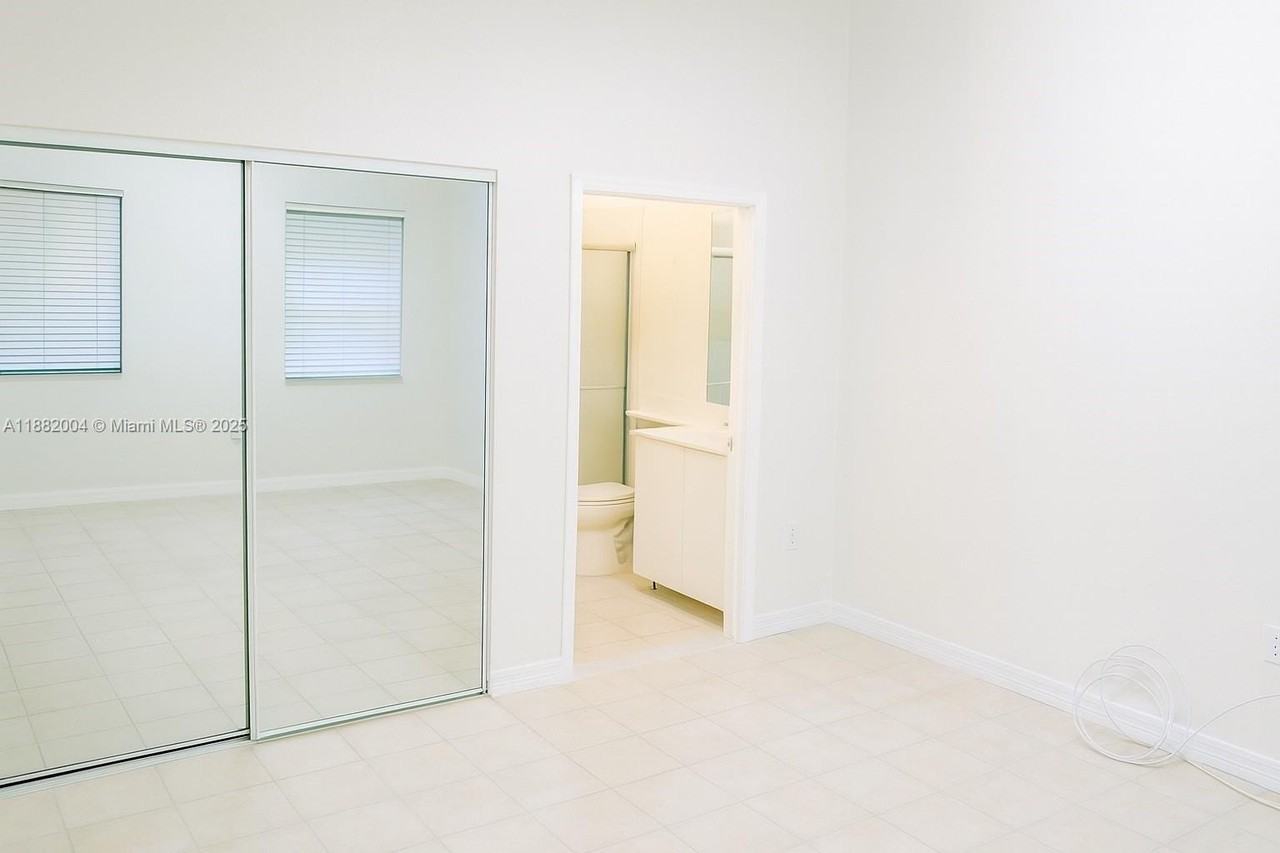 2516 Lincoln St - Photo 5 of 9