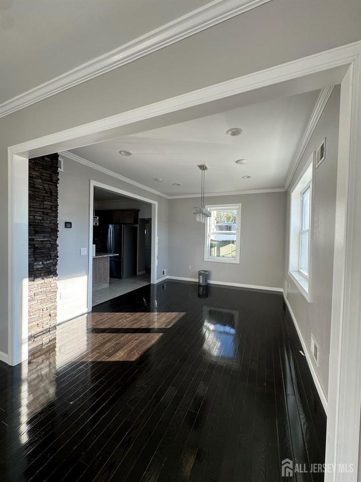 537 Harding Avenue - Photo 5 of 23