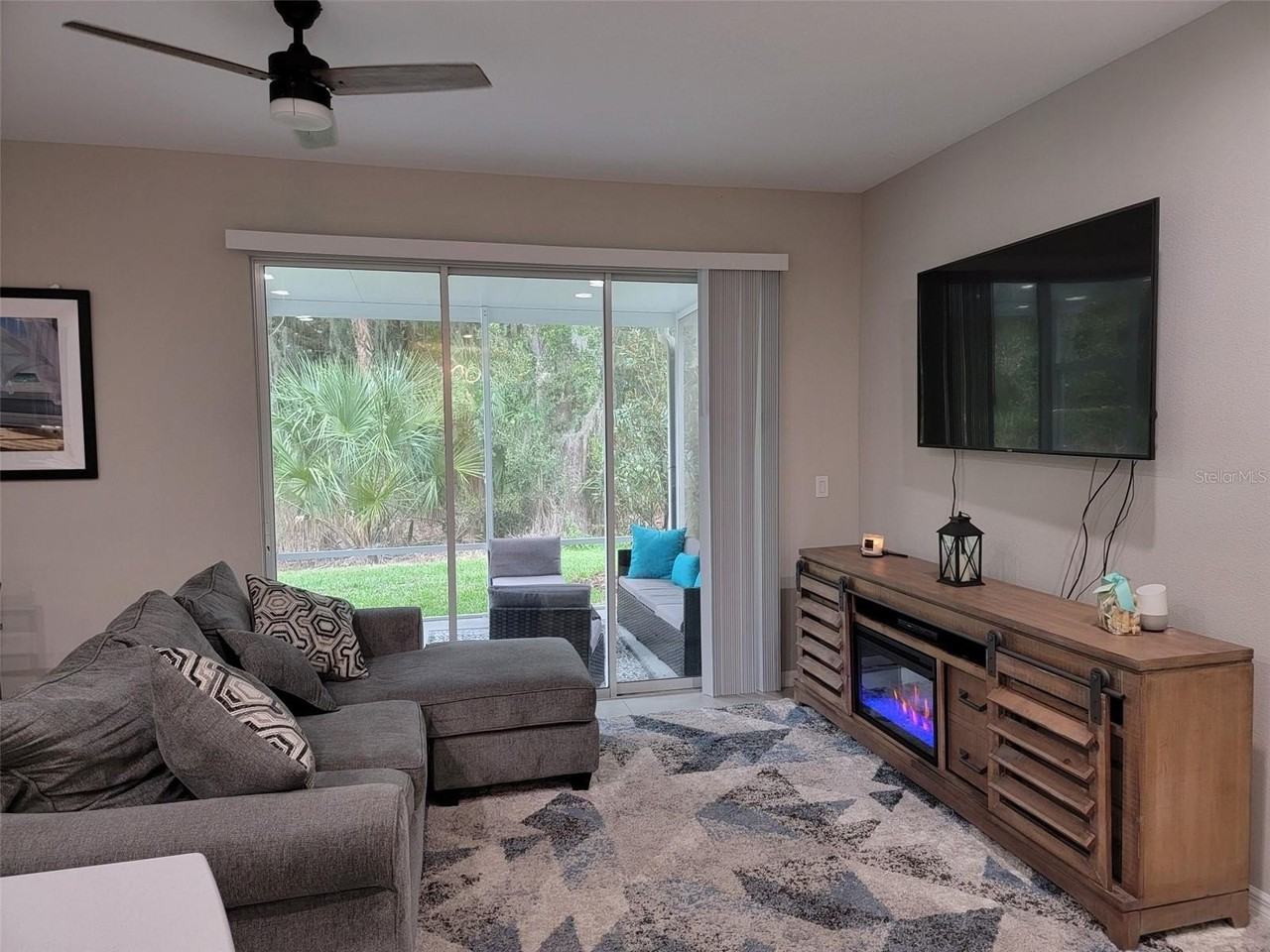 10549 Oakside Drive - Photo 3 of 19