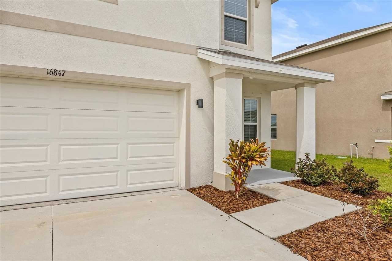 16847 Delia St - Photo 4 of 50