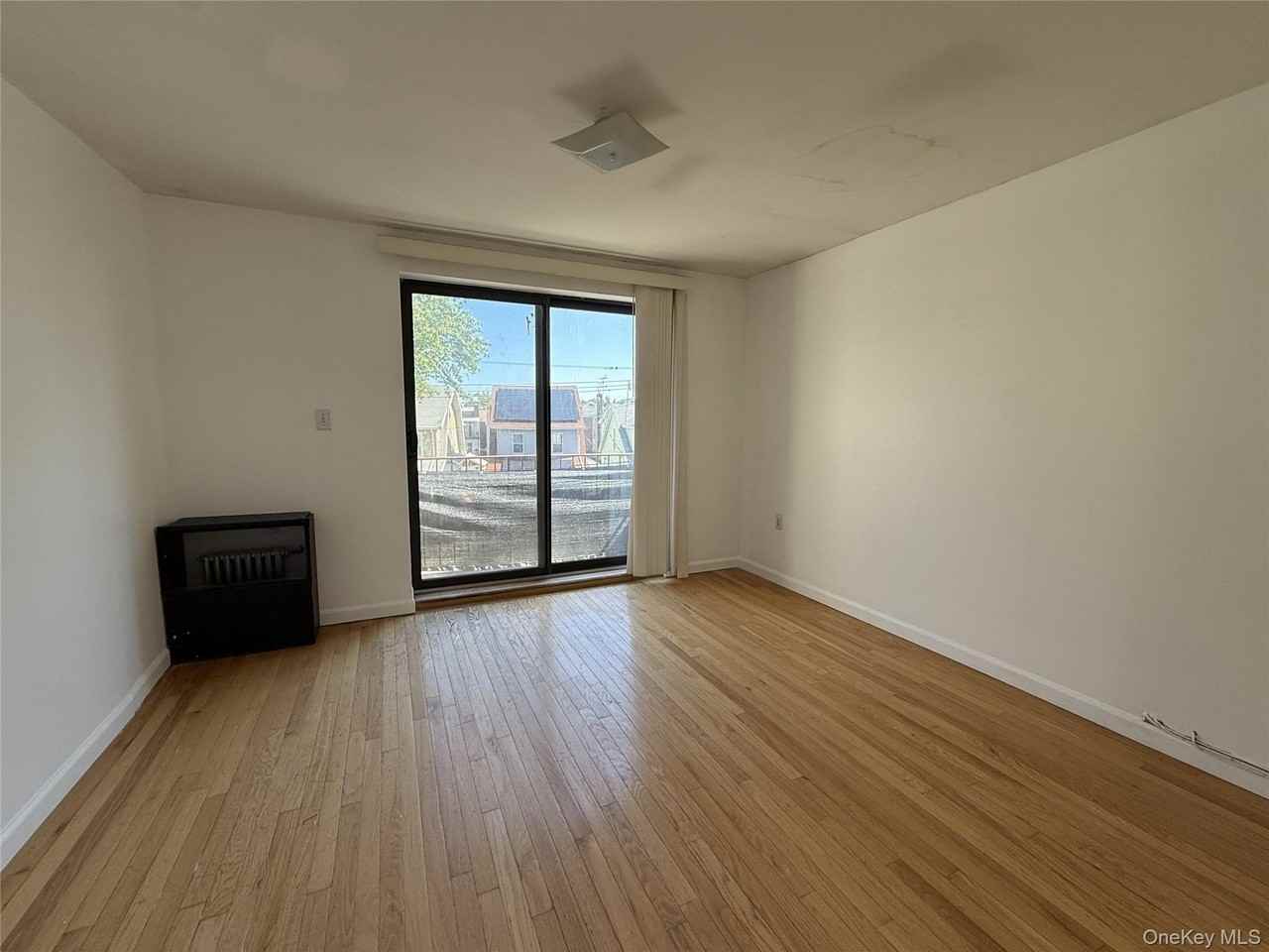 1363 Gillespie Ave - Photo 4 of 15