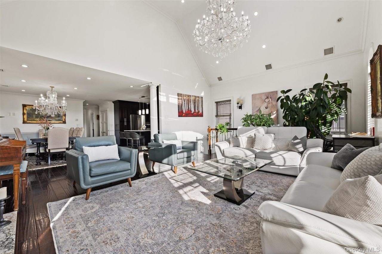 2063 Narragansett Ave #2 - Photo 4 of 37