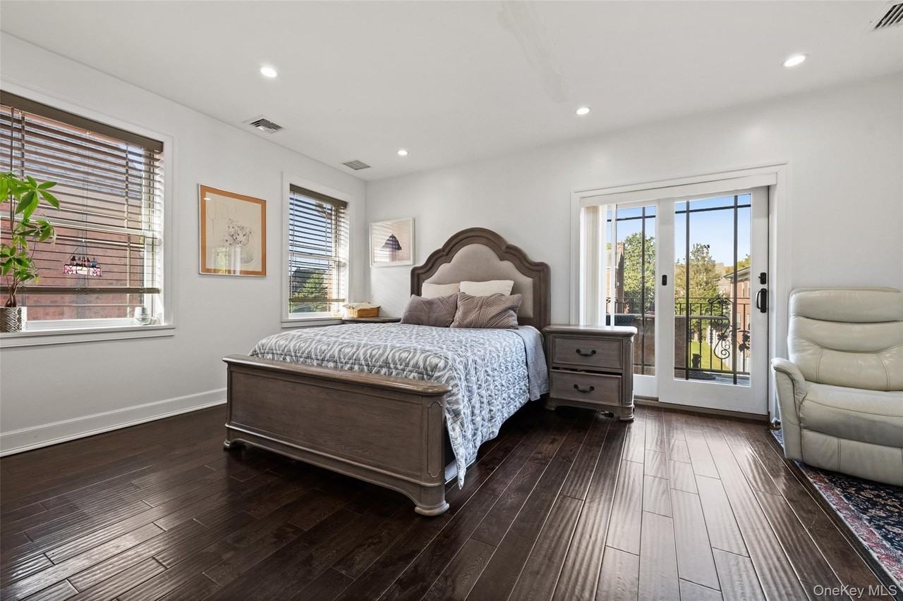 2063 Narragansett Ave #2 - Photo 6 of 37