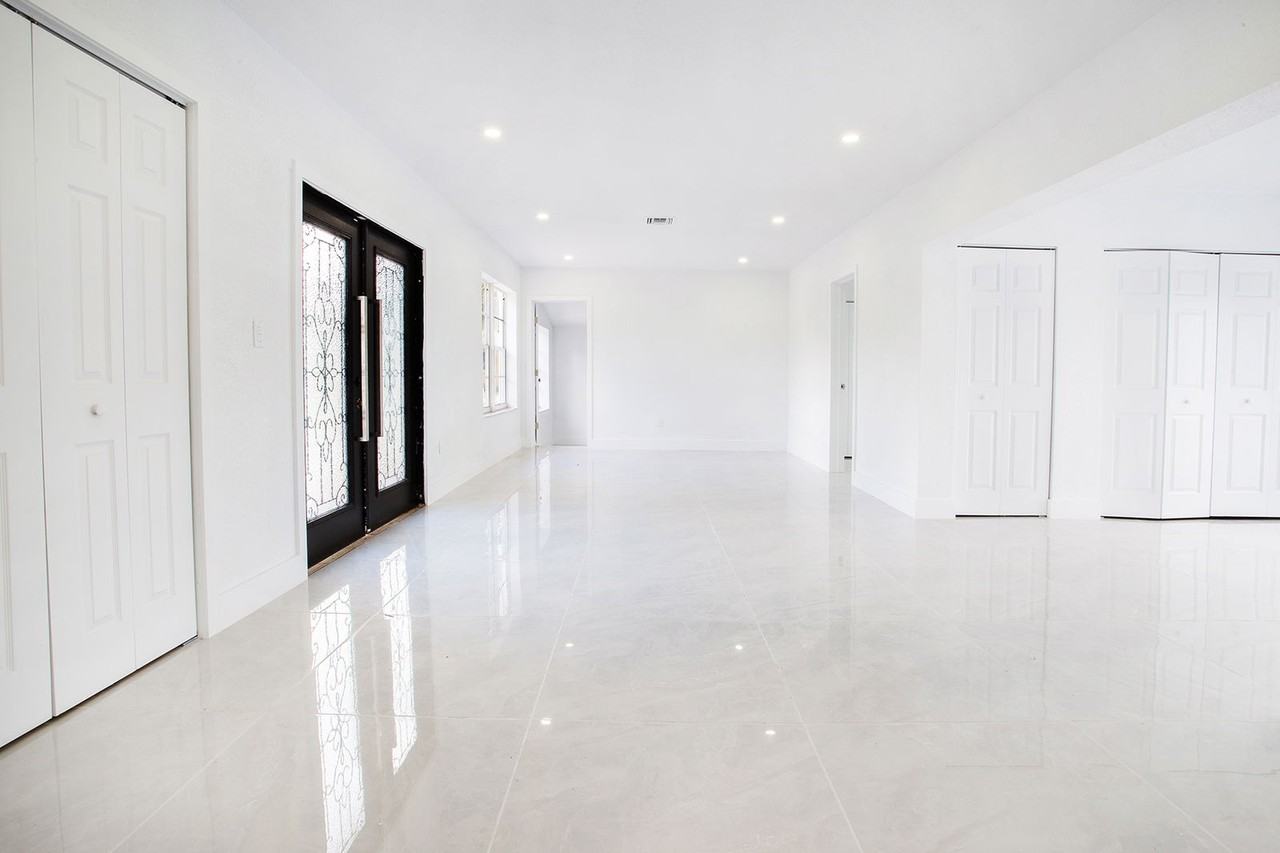 17600 Ne 2nd Ct - Photo 2 of 8