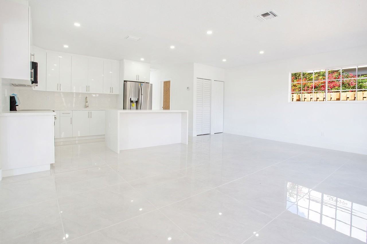 17600 Ne 2nd Ct - Photo 3 of 8