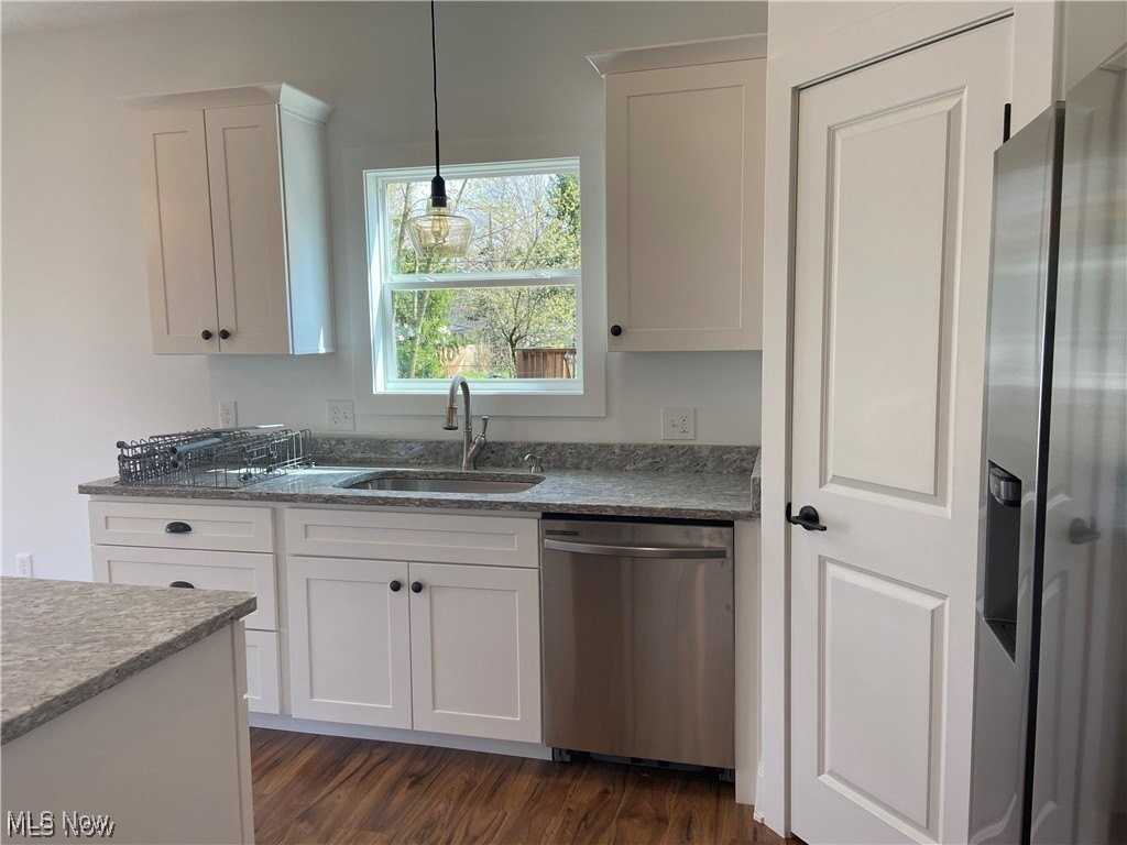 1167 Iroquois Ave - Photo 3 of 25