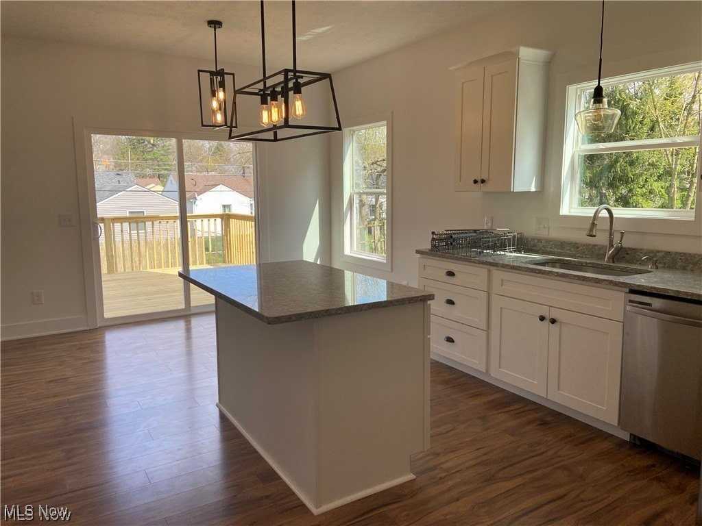 1167 Iroquois Ave - Photo 4 of 25