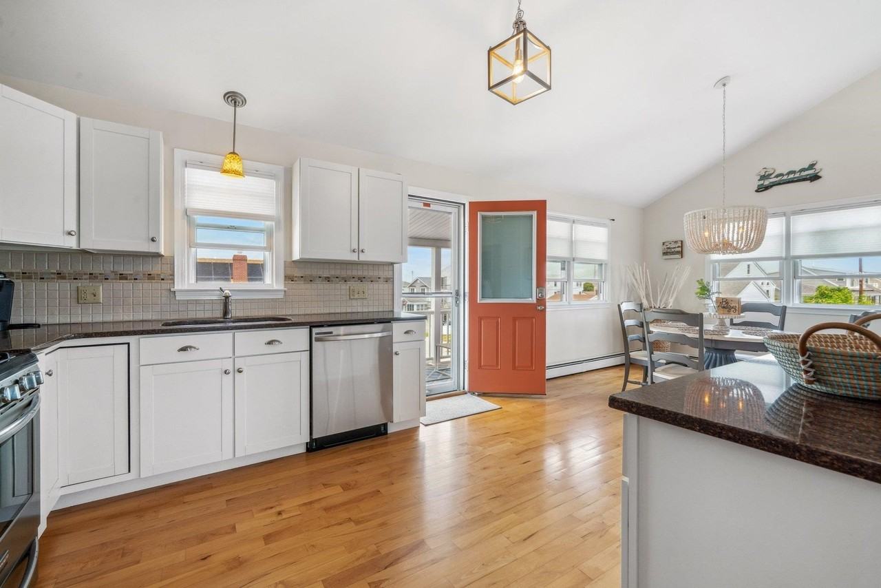 131 Franklin St - Photo 6 of 36