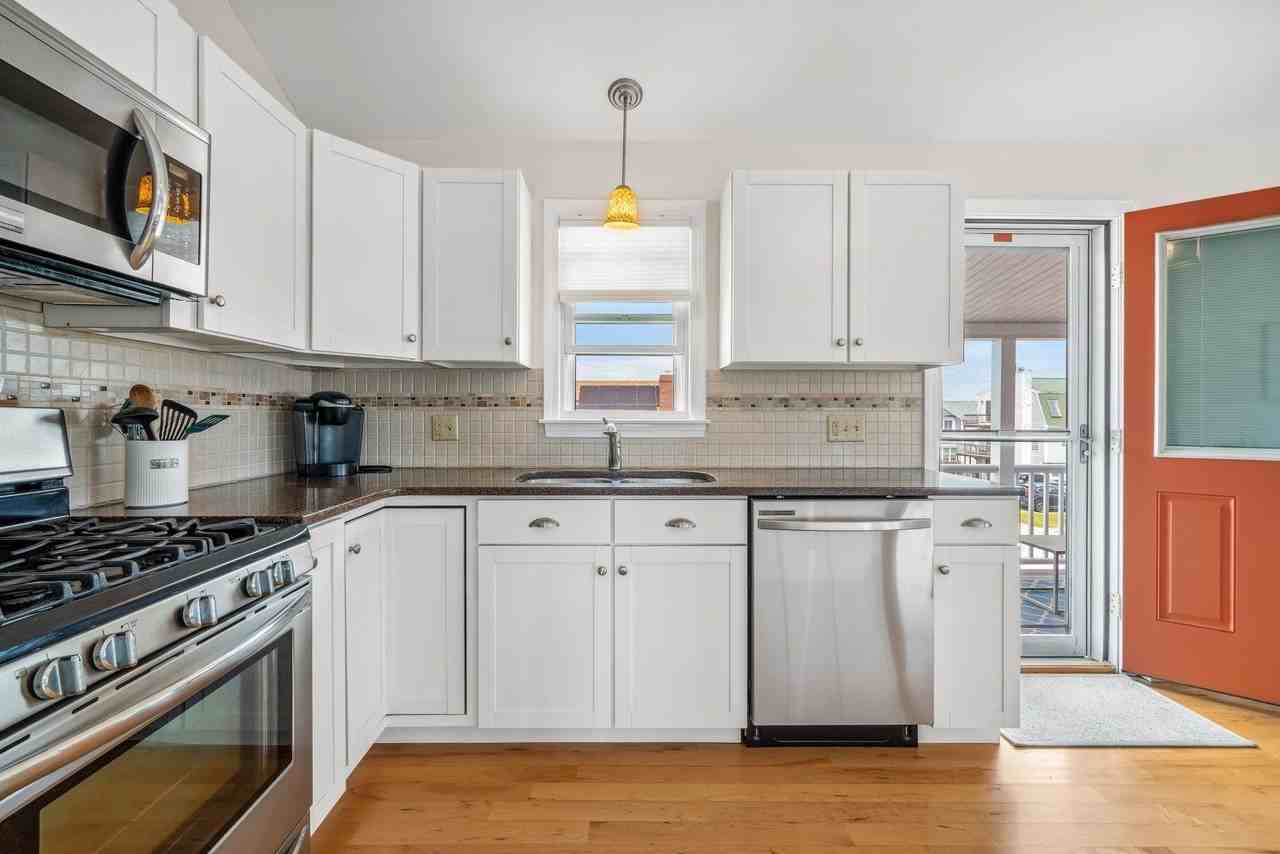 131 Franklin St - Photo 7 of 36