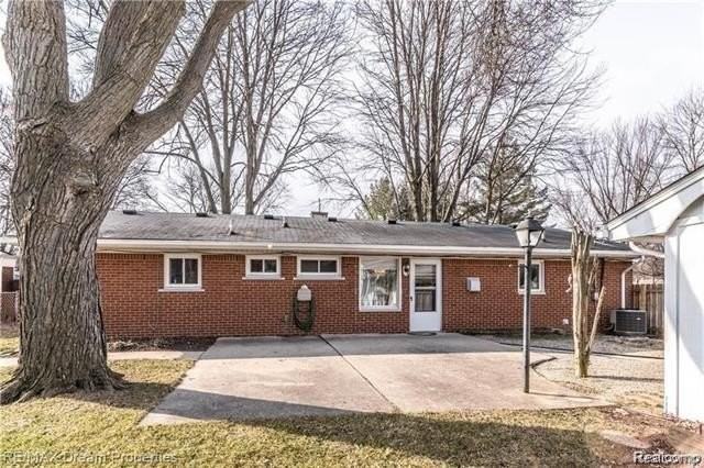 18598 Whitby St - Photo 3 of 10