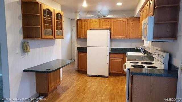 18598 Whitby St - Photo 5 of 10