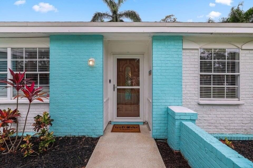 5554 Hibiscus Rd - Photo 3 of 50