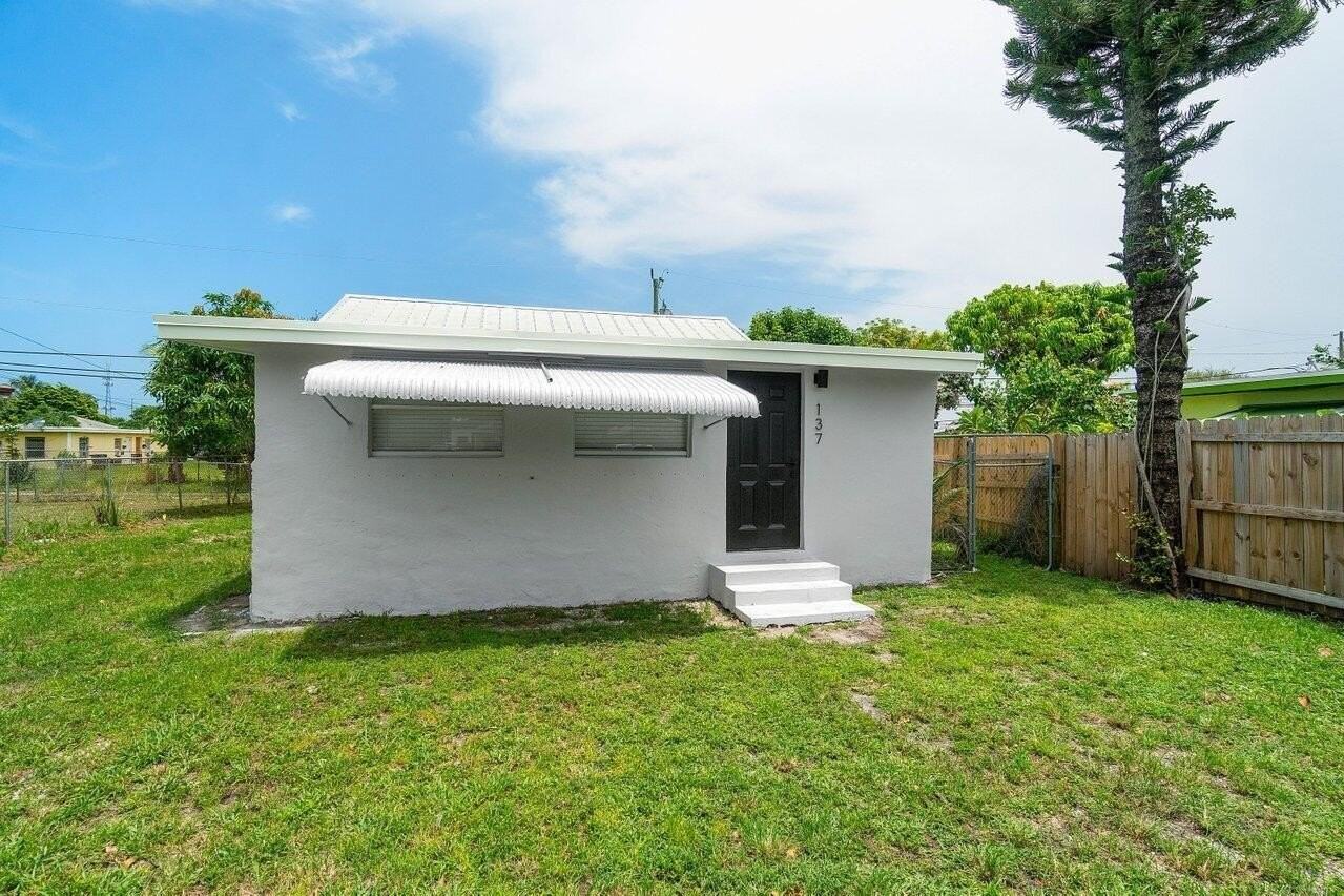 137 Southwest 9th Avenue - Photo 4 of 27