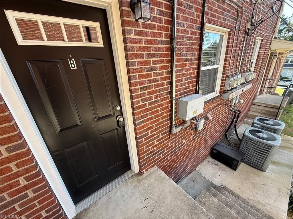 233 Sunset Drive North #B - Photo 3 of 10