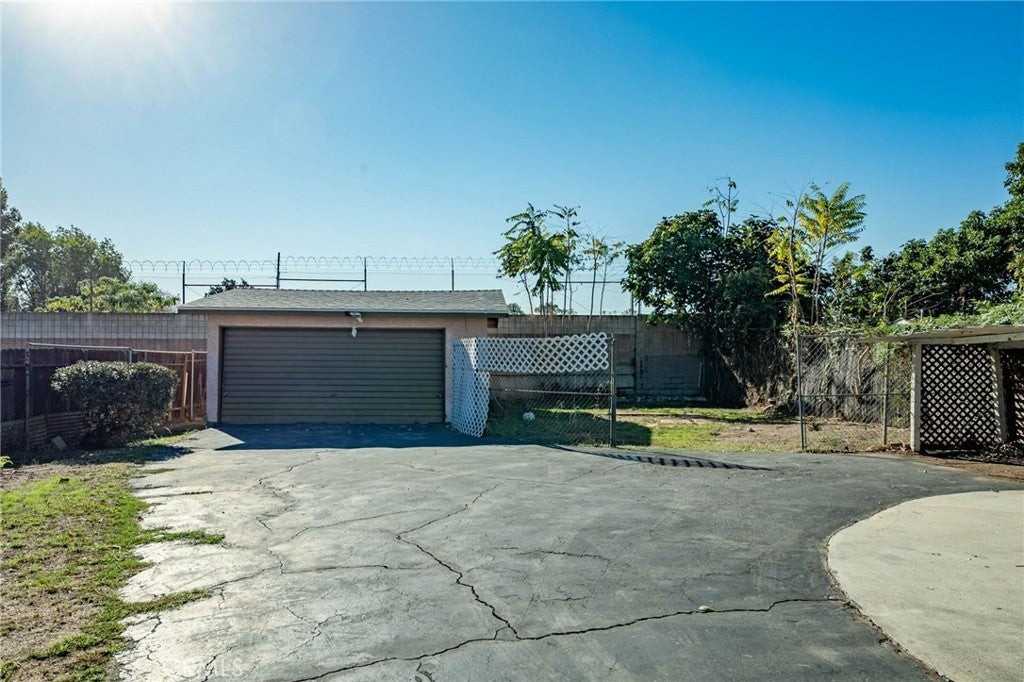 8056 Whitmore St - Photo 6 of 31