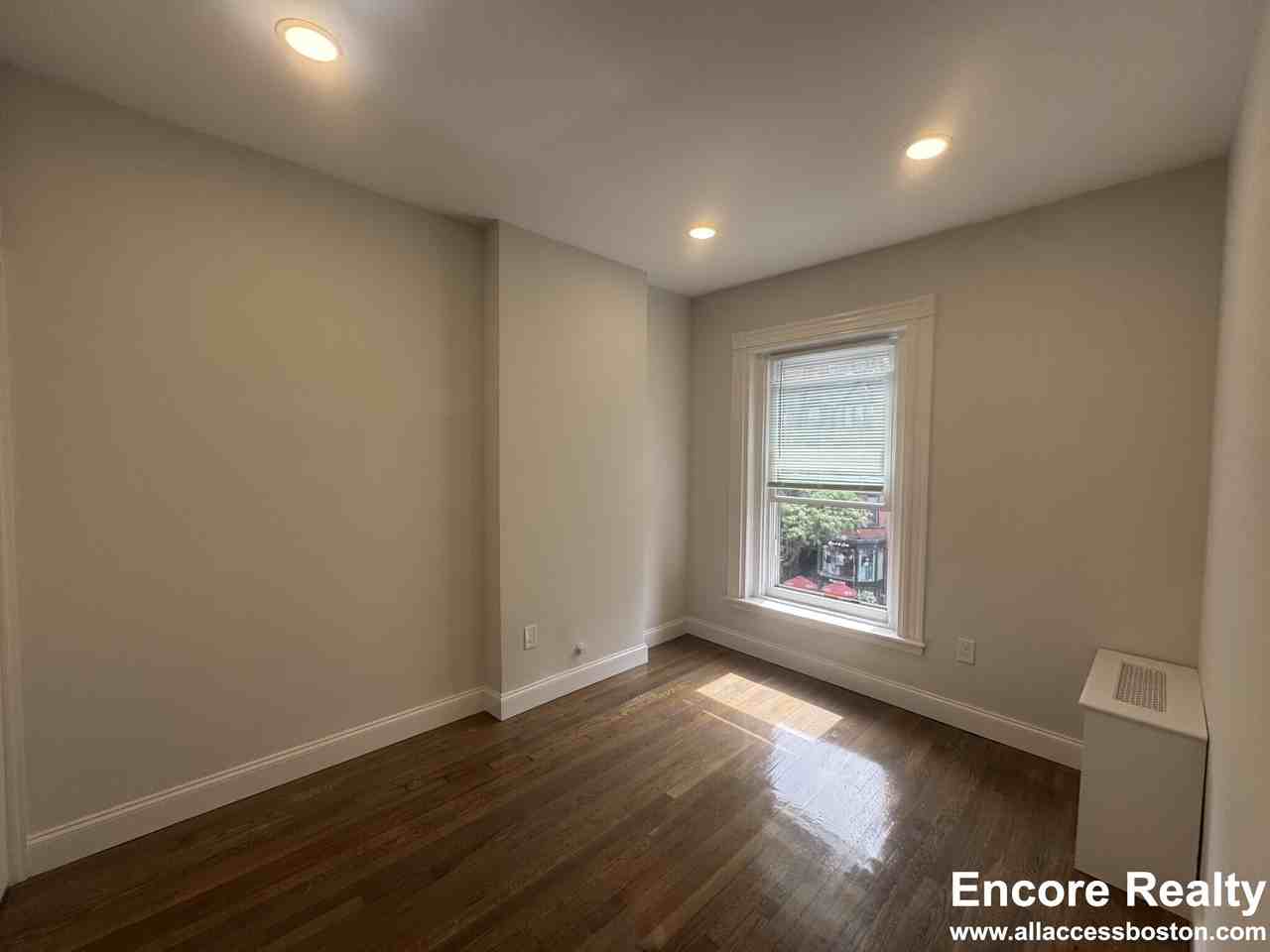 225 Newbury St #9H - Photo 4 of 15