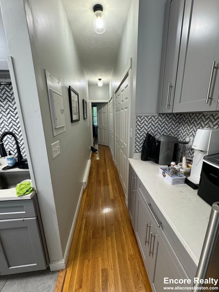 120 London St #9 - Photo 5 of 9