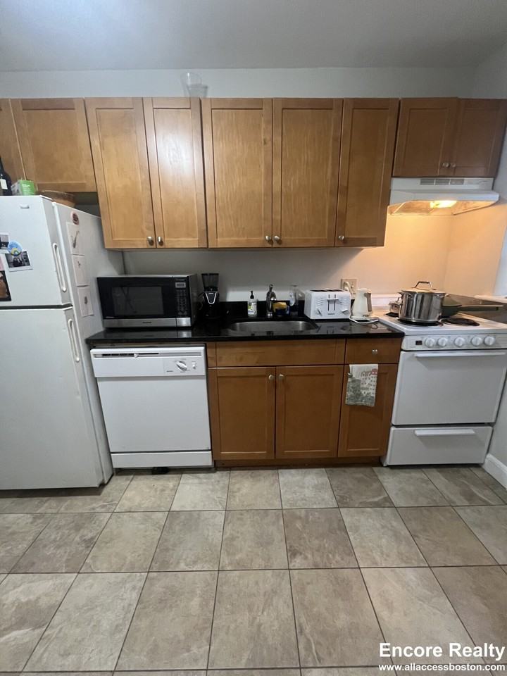 67 Chiswick Rd #10 - Photo 3 of 17