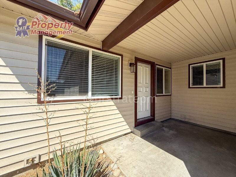 887 N Mercer St - Photo 2 of 26