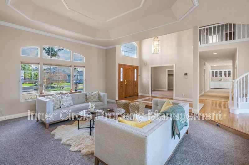 5771 Gateway Ct - Photo 4 of 41