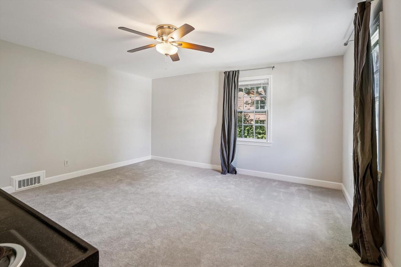 904 N Ivy St #3 - Photo 5 of 25