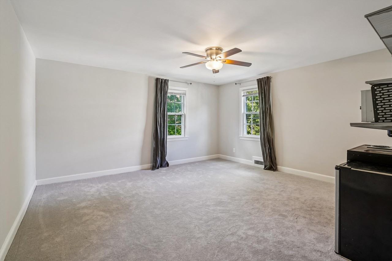 904 N Ivy St #3 - Photo 6 of 25