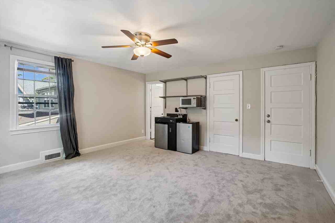 904 N Ivy St #3 - Photo 7 of 25