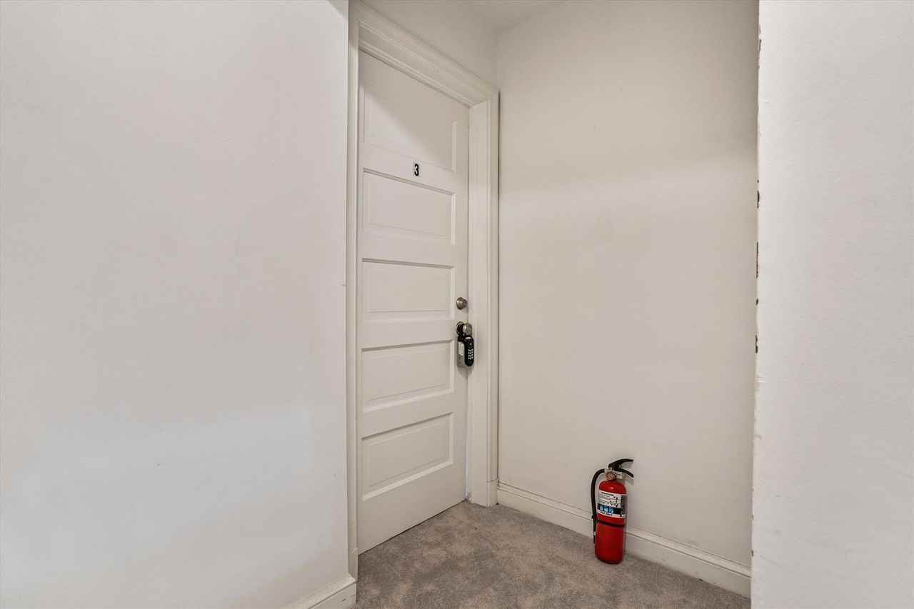 904 N Ivy St #3 - Photo 4 of 25