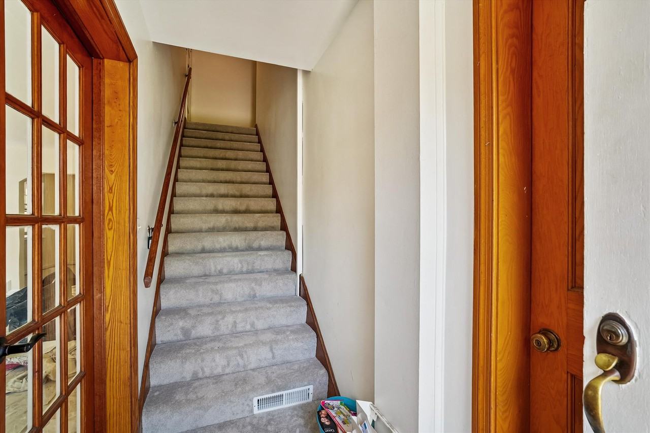 904 N Ivy St #3 - Photo 3 of 25