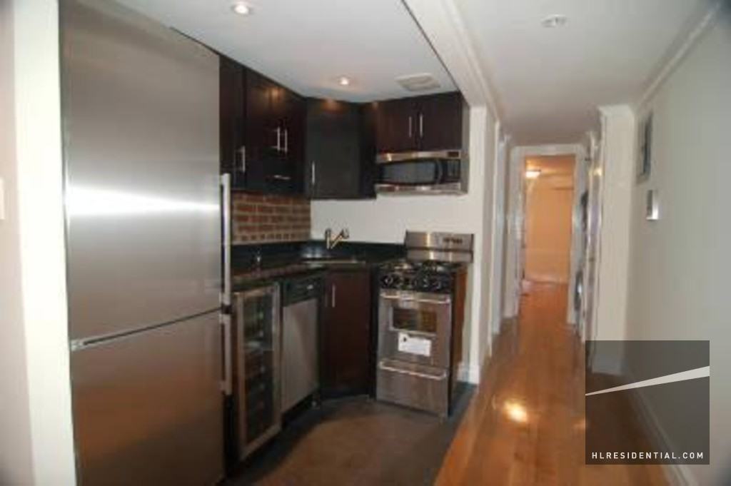 E 7th St #1W - Photo 3 of 4