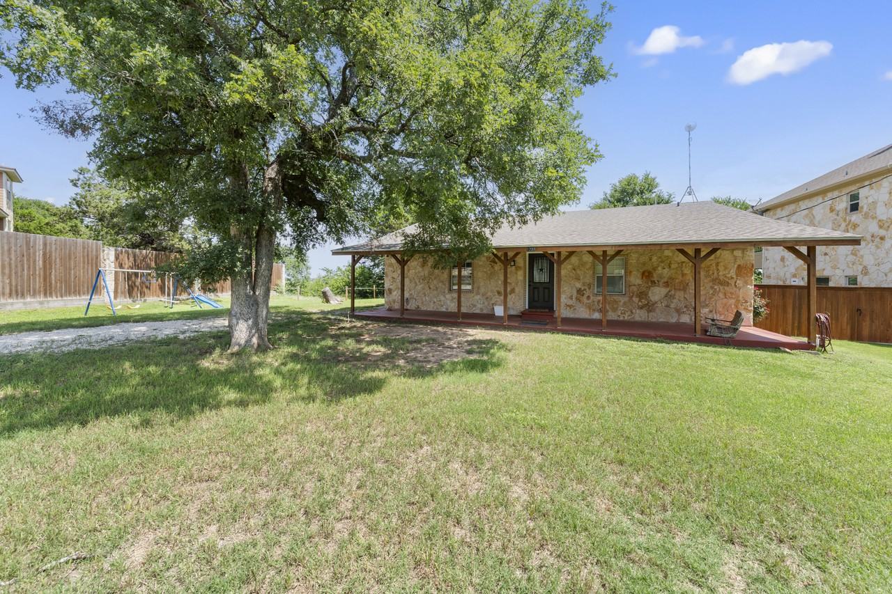 1233 Range Rd - Photo 2 of 20