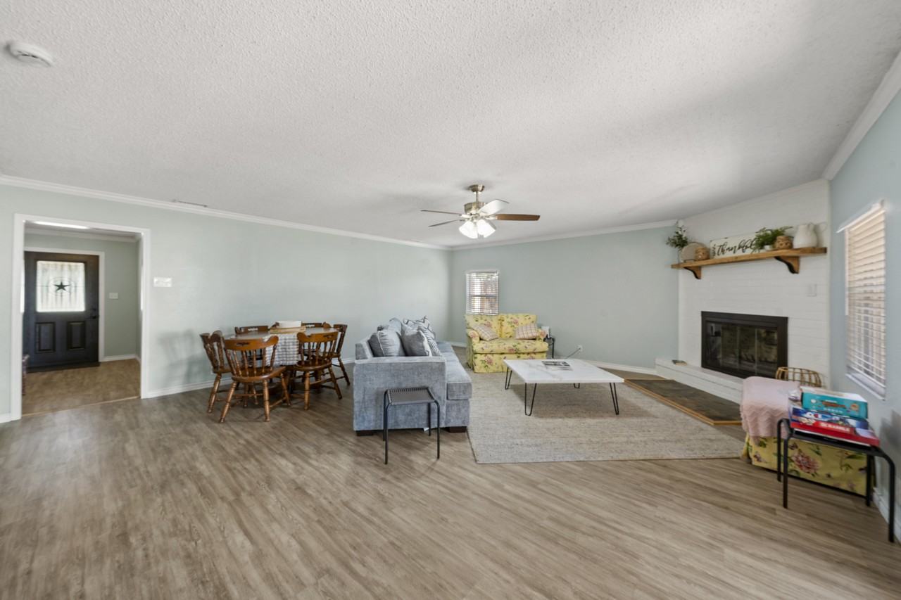 1233 Range Rd - Photo 3 of 20