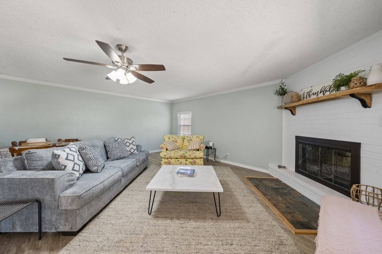 1233 Range Rd - Photo 4 of 20