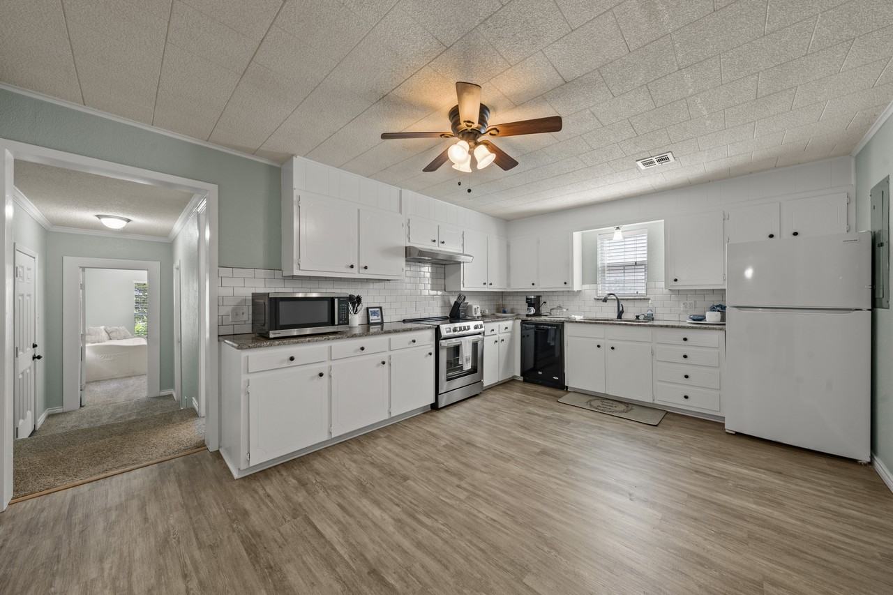 1233 Range Rd - Photo 6 of 20