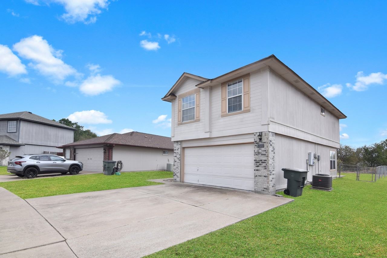 2210 Tracey Ann Ln - Photo 3 of 17