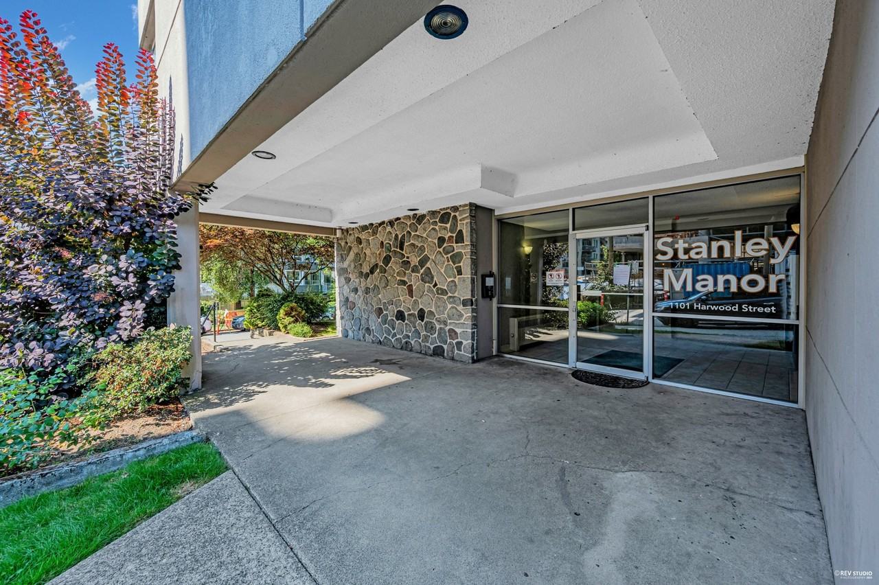 STANLEY MANOR - Photo 6 of 34