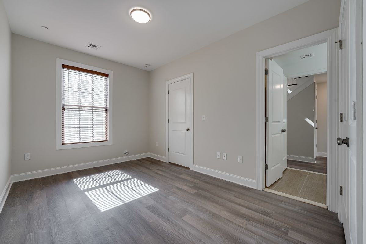 57 Roosevelt Dr - Photo 3 of 39