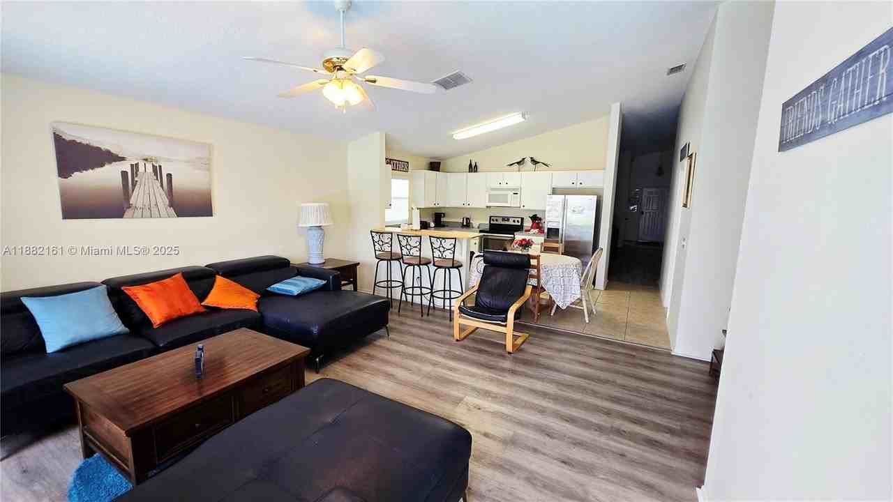 550 Castlemain Cir - Photo 3 of 19