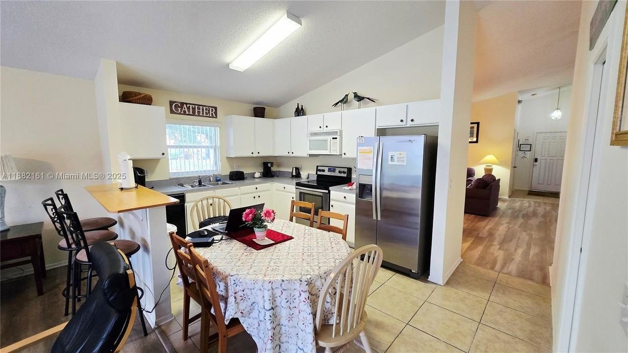 550 Castlemain Cir - Photo 7 of 19