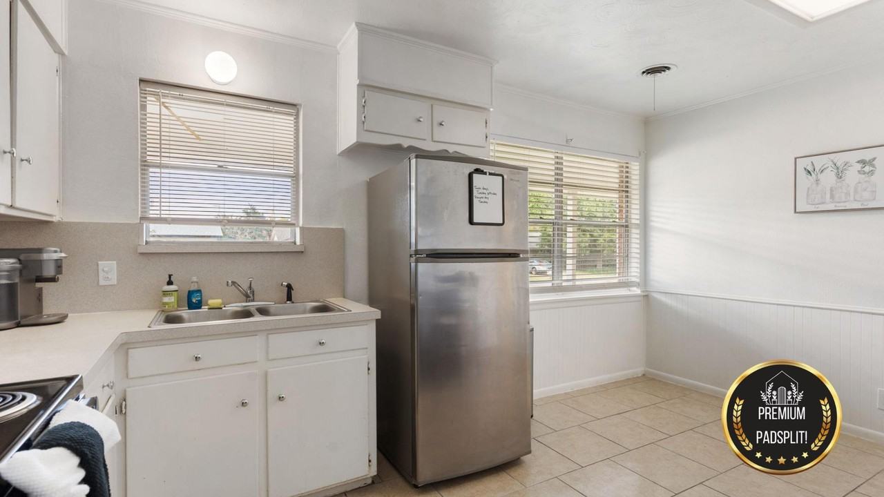 West Cedar Street - Photo 5 of 12