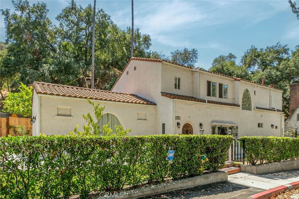 2644 E Chevy Chase Dr - Photo 2 of 50