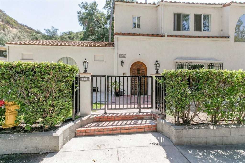 2644 E Chevy Chase Dr - Photo 3 of 50