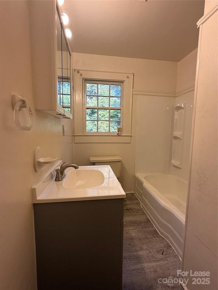 505 Franklin Ave - Photo 6 of 9