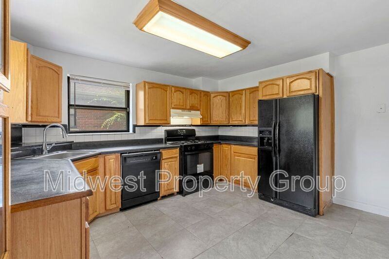 4452 Eminence Ave - Photo 2 of 21