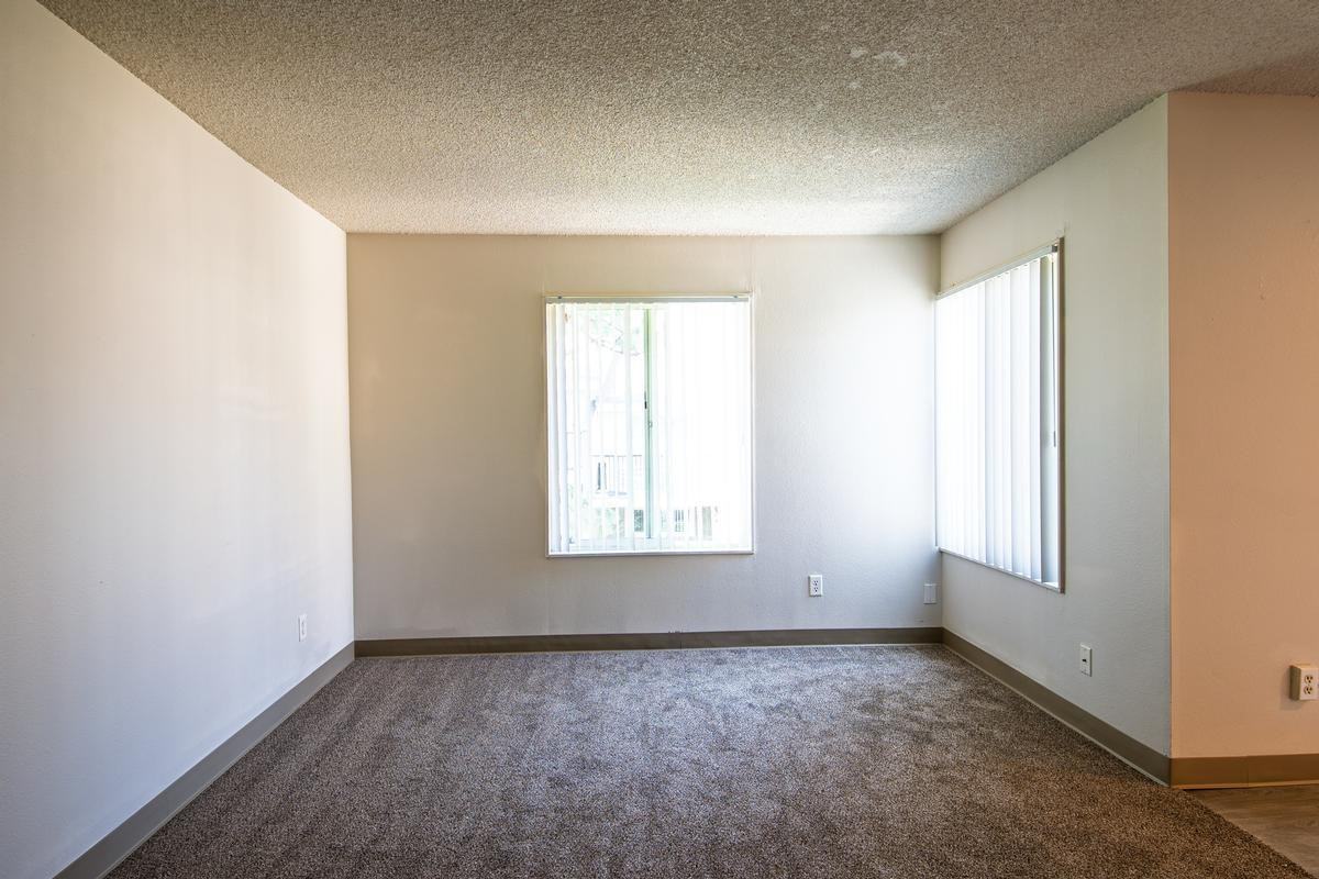 3128 S Mount Vernon St - Photo 2 of 12