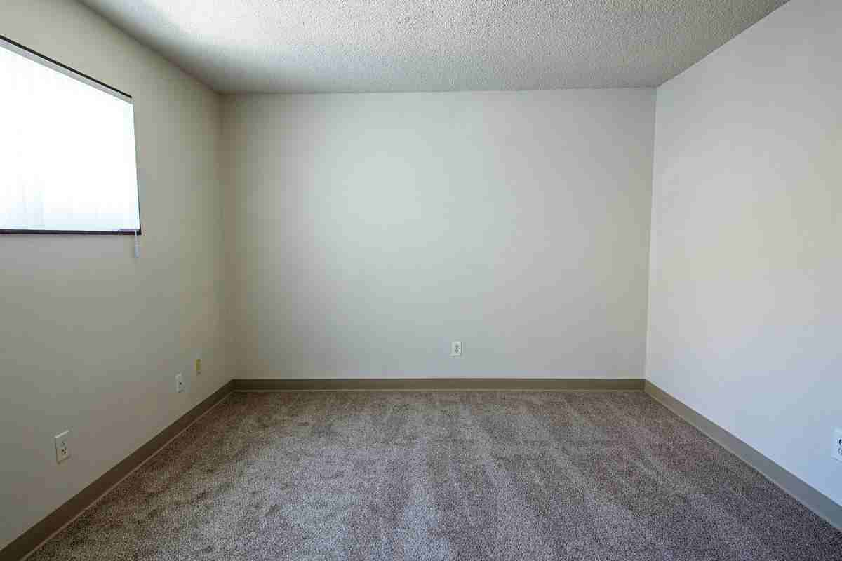 3128 S Mount Vernon St - Photo 2 of 12