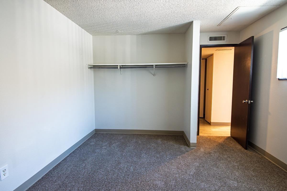 3128 S Mount Vernon St - Photo 2 of 12