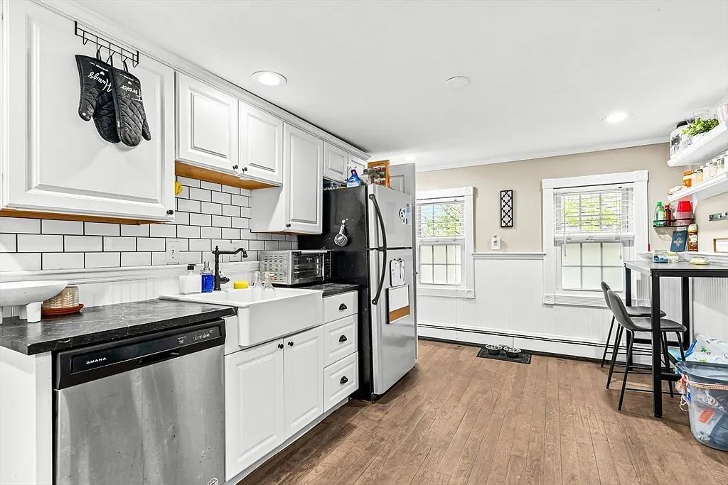121 Franklin St - Photo 3 of 7