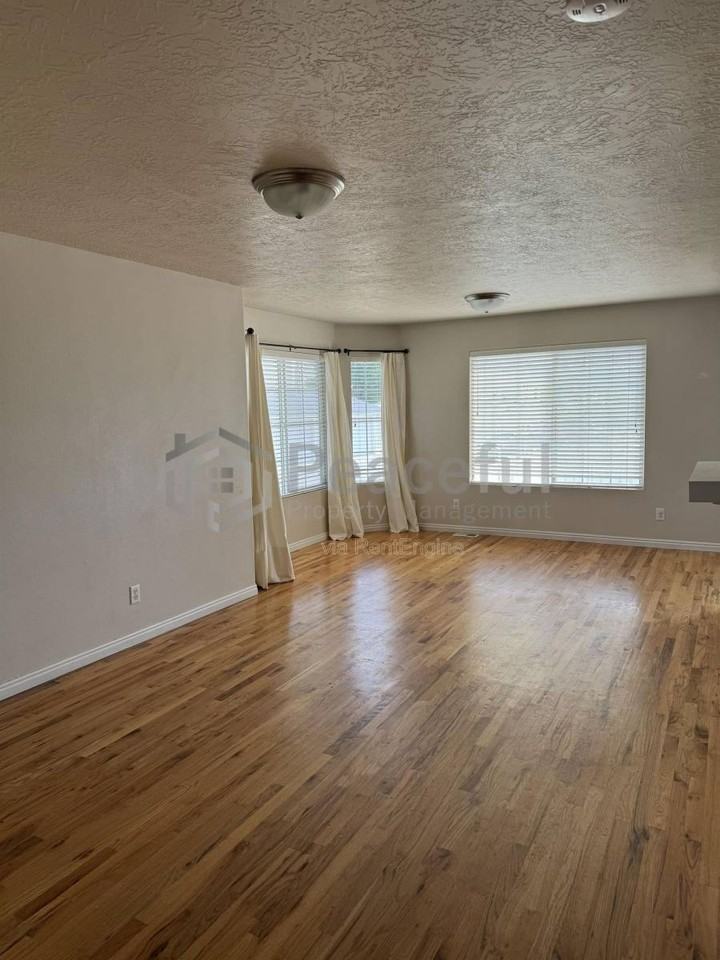 E Lawn Dr - Photo 3 of 10