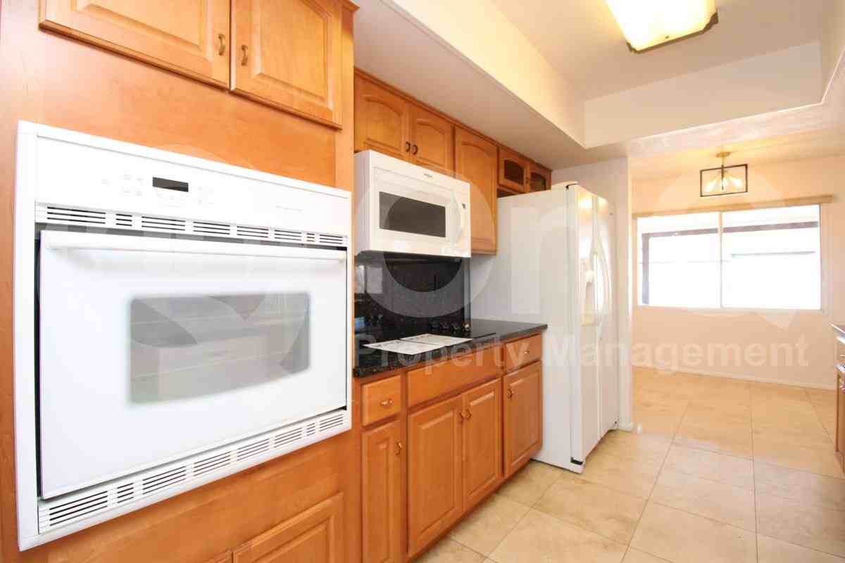 1816 East Oxford Drive - Photo 3 of 10